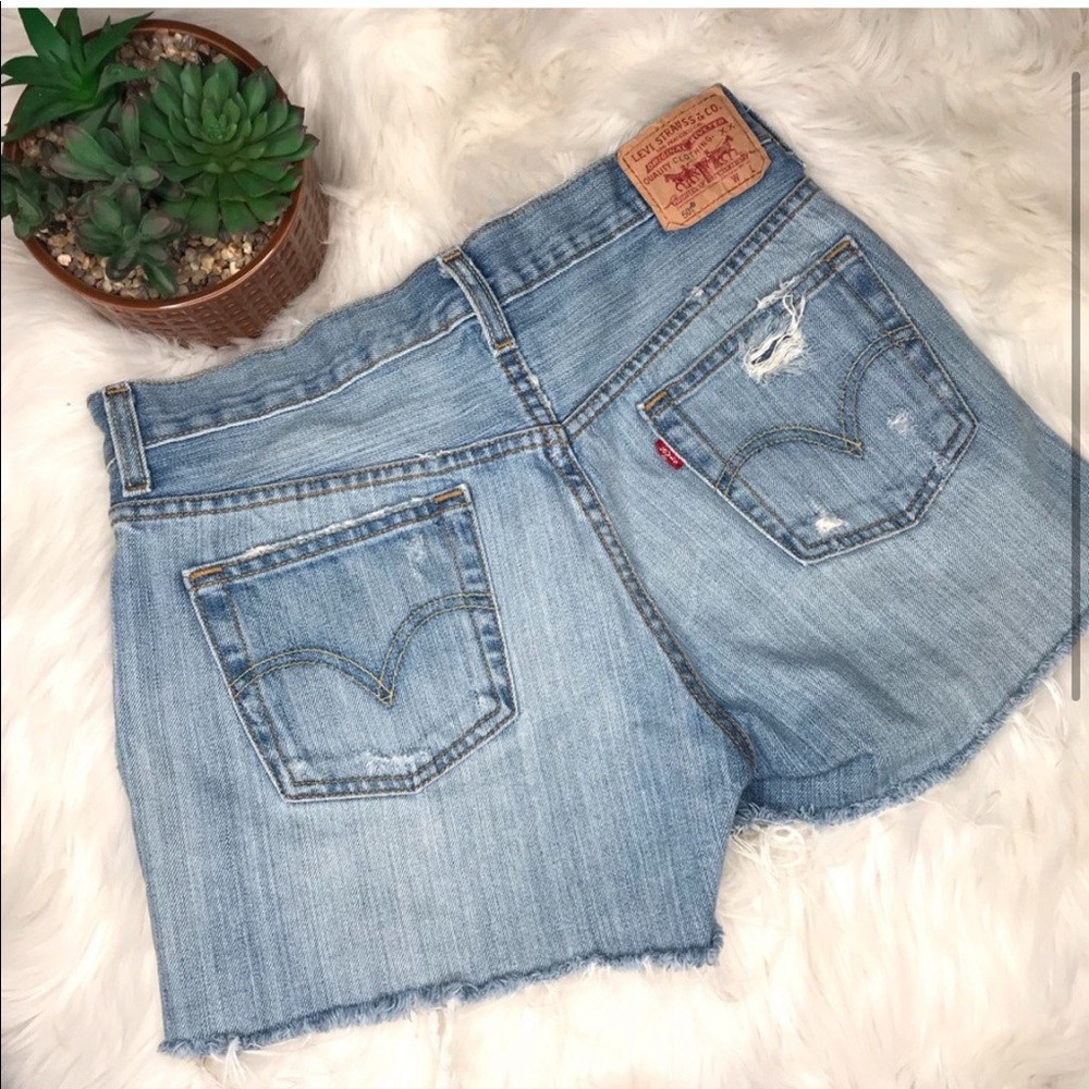 LEVIS DISTRESSED JEAN SHORTS 501